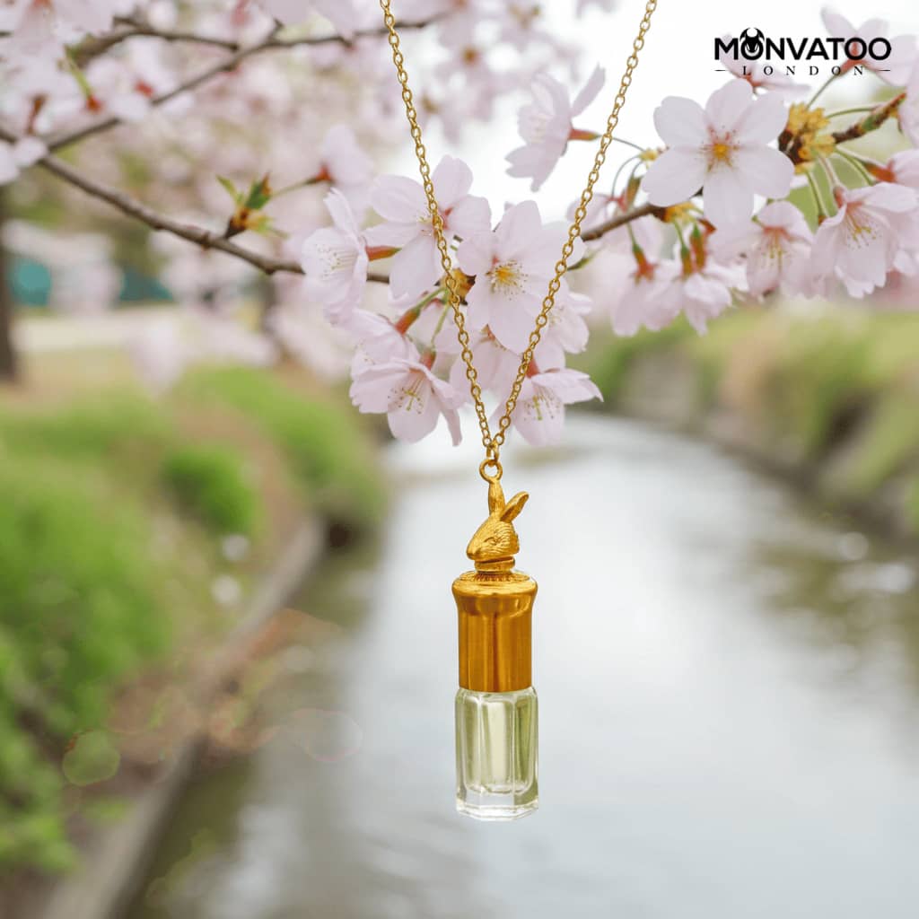 MONVATOO London travel-size perfume inspired by the moon